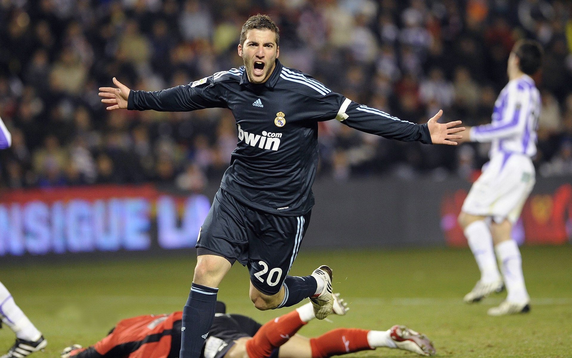 奥运周期关键战焦点战，阿根廷绝杀佛罗伦萨，足球如何成为时代情绪的出口？